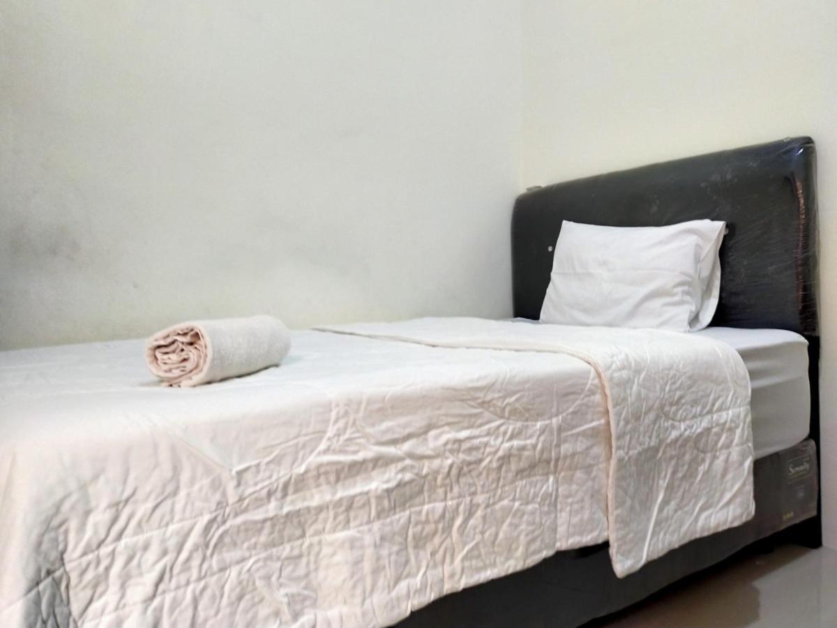 Homestay Danesti Syariah Near Bandara Sultan Hasanuddin Macasar Exterior foto